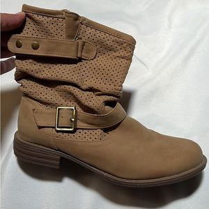 Skechers Tan Womens boots in size 8